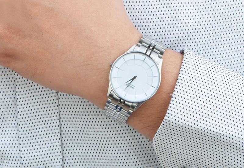 Đồng hồ si&ecirc;u mỏng -  thiết kế mỏng, nhẹ với c&aacute;c đường n&eacute;t tinh xảo