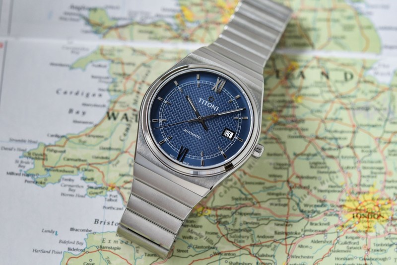 C&aacute;c cọc giờ đồng hồ được đ&iacute;nh đ&aacute; qu&yacute; sang trọng