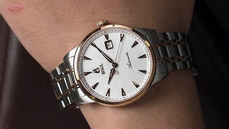 Đồng hồ sử dụng bộ m&aacute;y in-house kh&aacute; lạ, trữ c&oacute;t 38 giờ