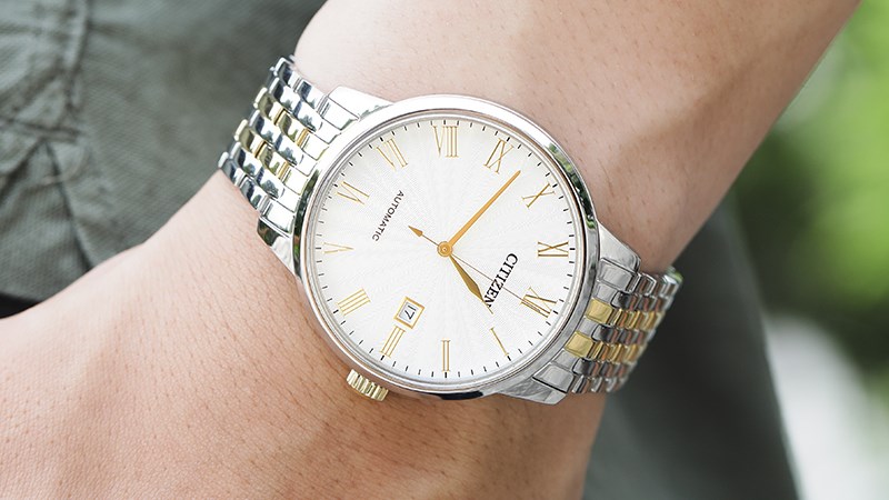 Đồng hồ sở hữu k&iacute;ch cỡ mặt 42 mm v&agrave; chỉ d&agrave;y 10 mm