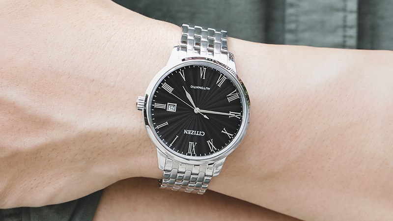 Dial m&agrave;u đen được đ&aacute;nh v&acirc;n trắng tạo n&eacute;t chấm ph&aacute;