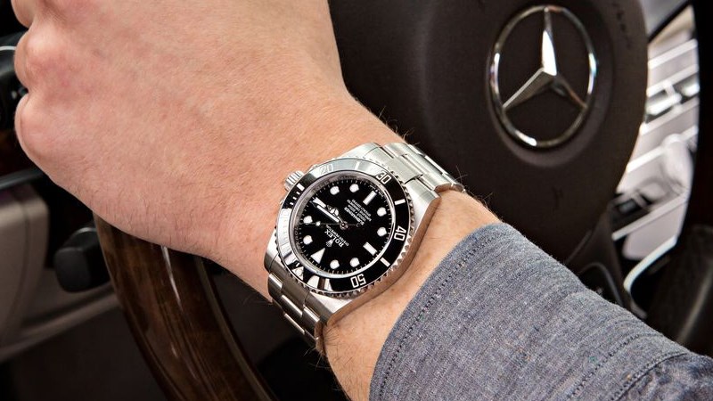 Đeo đồng hồ Rolex đ&uacute;ng c&aacute;ch