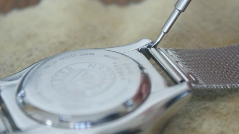 Th&aacute;o chốt li&ecirc;n kết mặt đồng hồ v&agrave; d&acirc;y cũ