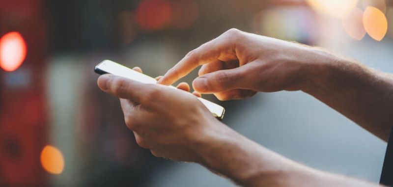 H&atilde;y nhấn giữ thử một ứng dụng v&agrave; k&eacute;o lướt khắp m&agrave;n h&igrave;nh để test cảm ứng m&aacute;y