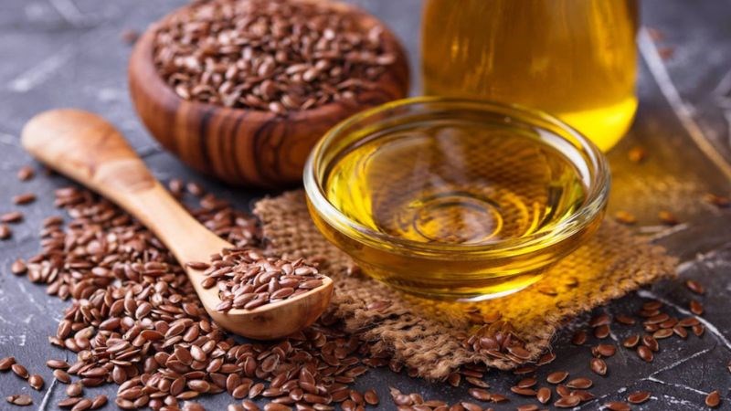 Những người bị táo bón nên dùng dầu hạt lanh để dễ tiêu hơn