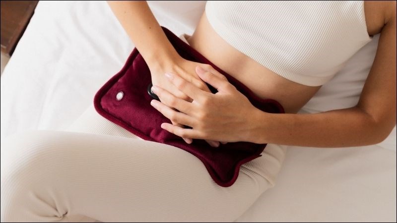Bạn có thể chườm khăn ấm lên bụng để giảm đau dạ dày