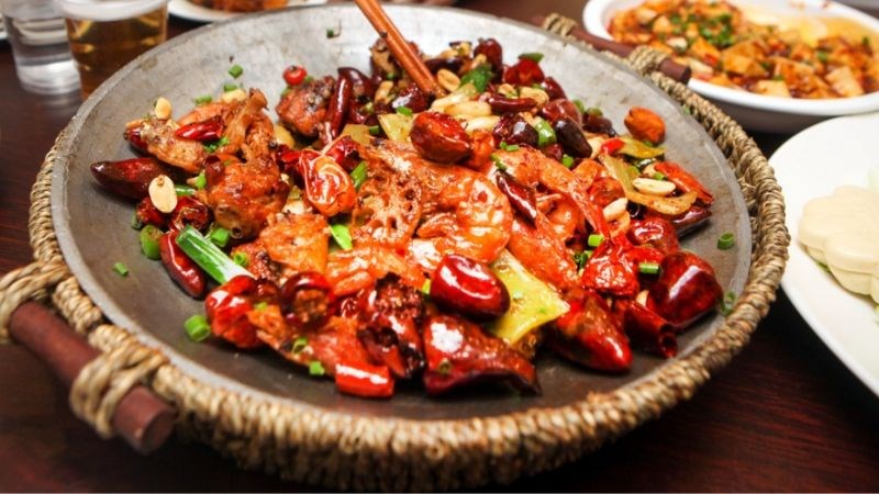 Đồ ăn cay là một nguyên nhân gây ra các vết loét ở dạ dày, tá tràng