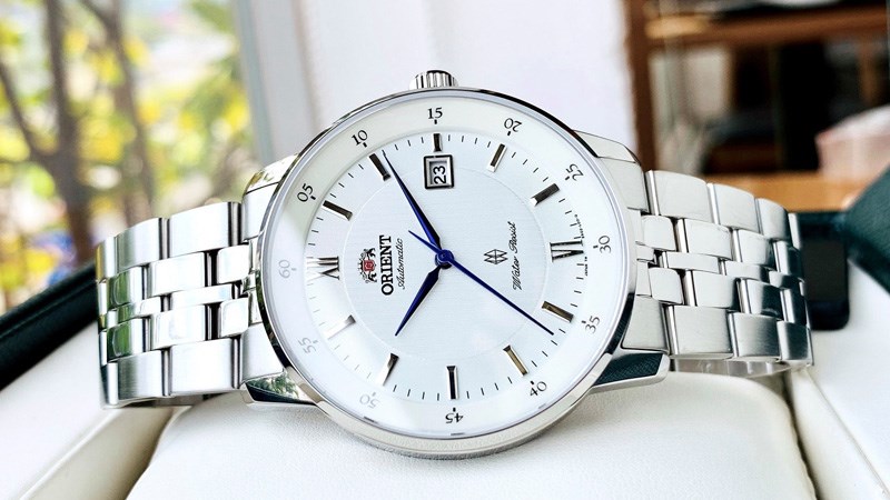 Đồng hồ Orient với vẻ ngo&agrave;i sang trọng, qu&yacute; ph&aacute;i