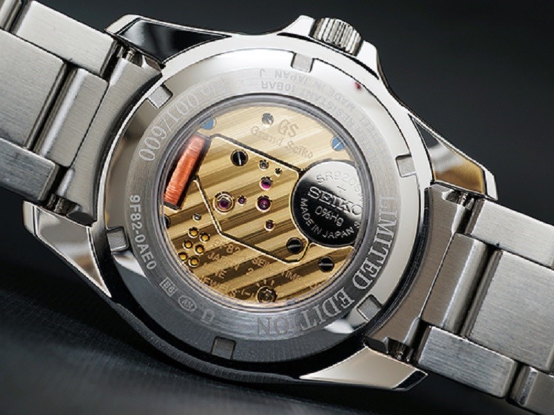 Cần kiểm tra d&atilde;y số được đ&oacute;ng khung ở nắp đ&aacute;y đồng hồ