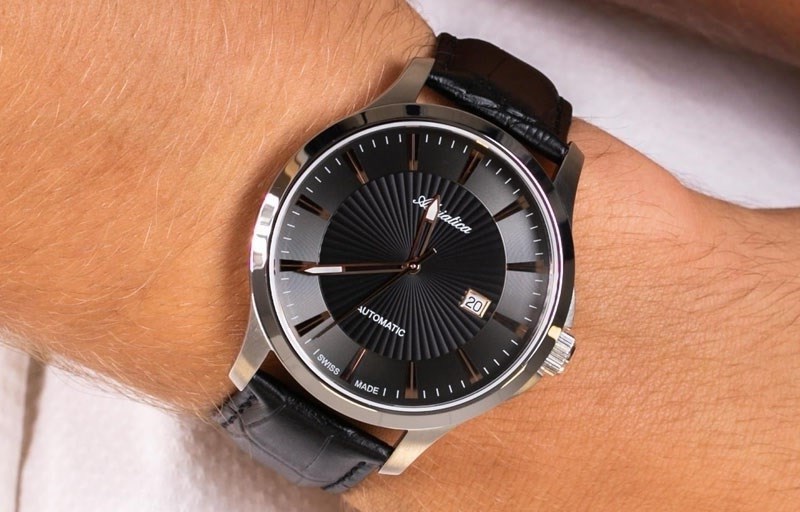 Chiếc đồng hồ ch&iacute;nh h&atilde;ng thường nặng, chắc chắn