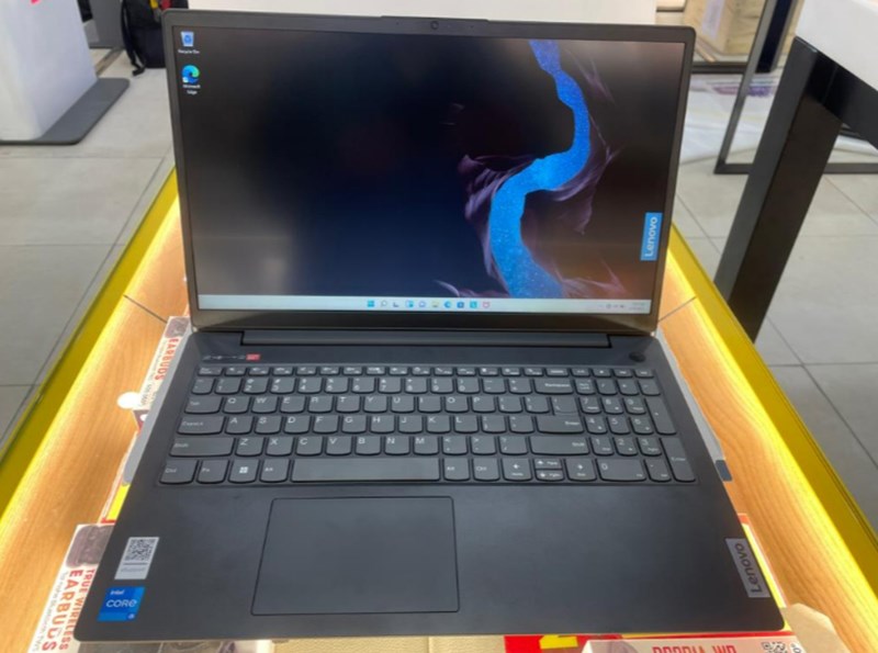 Khi mua m&aacute;y cũ, bạn n&ecirc;n ki&ecirc;̉m tra xung quanh máy c&oacute; trầy xước, rạn nứt, m&oacute;p m&eacute;o hay kh&ocirc;ng