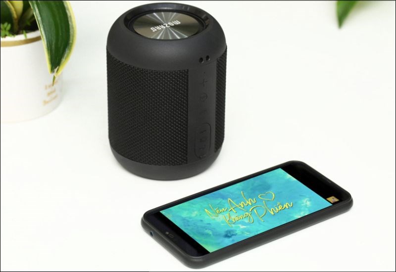 Thiết kế loa bắt mắt với hình trụ bo tròn Thiết kế loa bắt mắt với hình trụ bo tròn