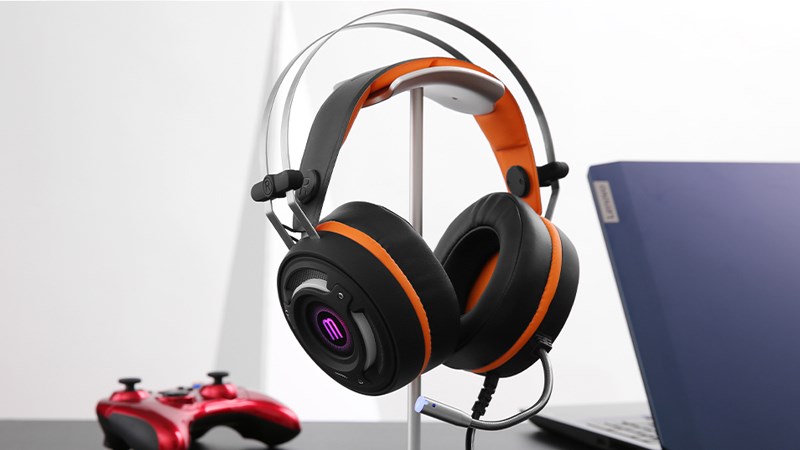 Diện mạo thời thượng, nổi bật với gam m&agrave;u đen kết hợp sắc cam tươi tắn