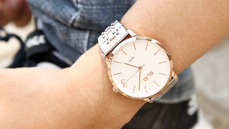 Mặt k&iacute;nh c&oacute; độ trong suốt cao, chịu lực bền bỉ