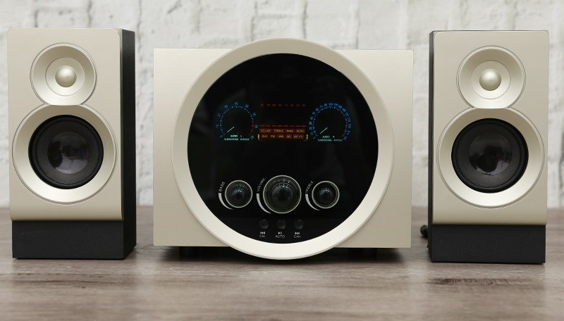 Ph&iacute;a trước mặt loa sẽ c&oacute; m&agrave;n h&igrave;nh LED