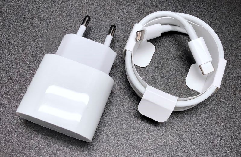 Kh&ocirc;ng r&otilde; nguồn gốc ch&iacute;nh h&atilde;ng l&agrave; một nhược điểm khi mua sạc 18W cũ