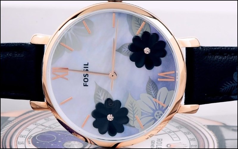 Thiết kế hoa lá độc đáo trên bề mặt đồng hồ Thiết kế hoa lá độc đáo trên bề mặt đồng hồ