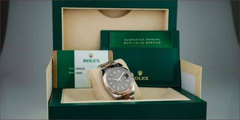 Hộp đựng đồng hồ Thụy Sỹ c&oacute; đầy đủ phụ kiện, phiếu bảo h&agrave;nh của sản phẩm v&agrave; đi k&egrave;m những m&oacute;n phụ kiện kh&aacute;c 