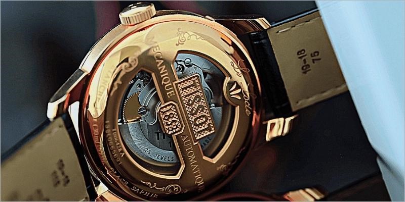 Mặt đ&aacute;y của đồng hồ ch&iacute;nh h&atilde;ng sẽ đầy đủ th&ocirc;ng tin về sản phẩm 