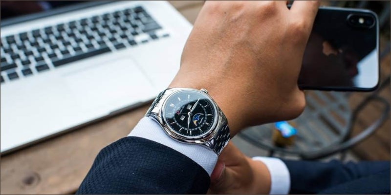 D&acirc;y kim loại của đồng hồ Thụy Sỹ ch&iacute;nh h&atilde;ng sẽ c&oacute; độ s&aacute;ng b&oacute;ng v&agrave; trơn mịn rất sang