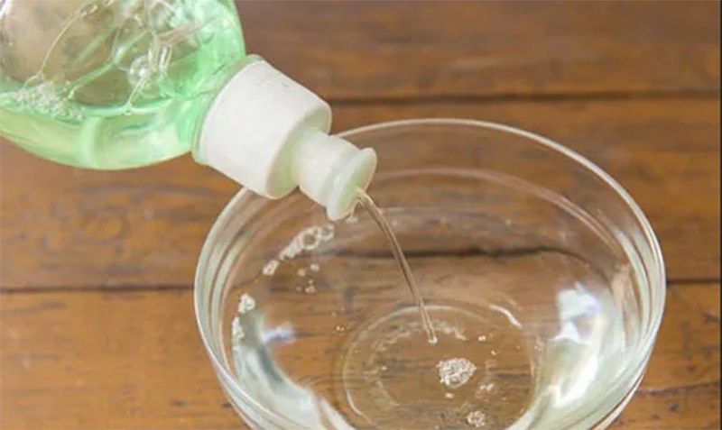 H&ograve;a tan chất tẩy rửa v&agrave;o nước ấm 30 độ