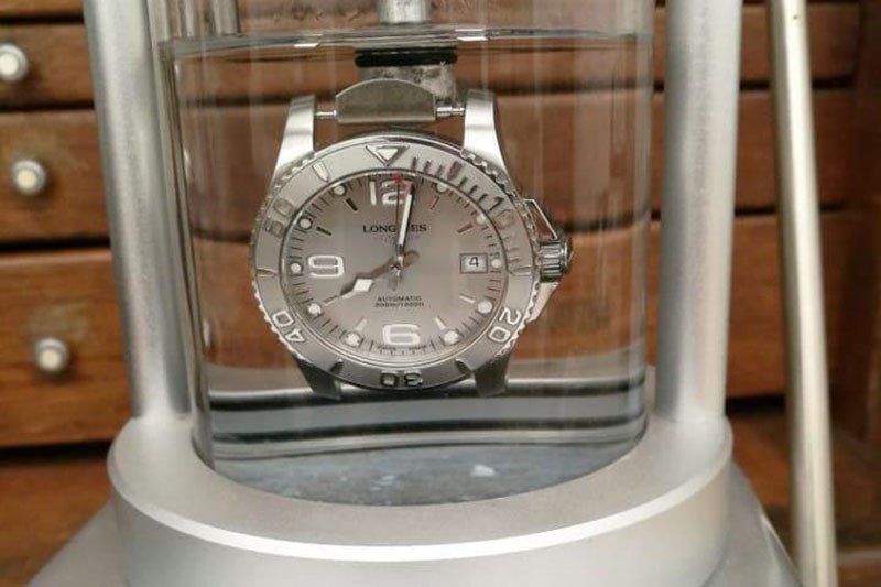 Ng&acirc;m đồng hồ trong dung dịch đ&atilde; pha