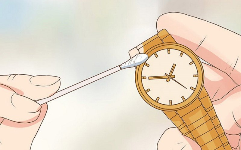 D&ugrave;ng tăm b&ocirc;ng vệ sinh chi tiết nhỏ