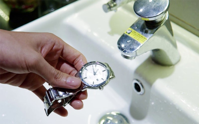 Rửa lại đồng hồ bằng nước sạch