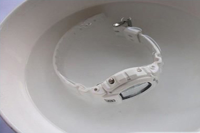 Ng&acirc;m đồng hồ trắng trong dung dịch giấm pha lo&atilde;ng