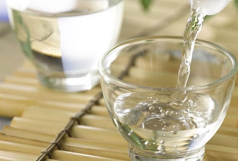 Pha lo&atilde;ng nước giấm để vệ sinh đồng hồ