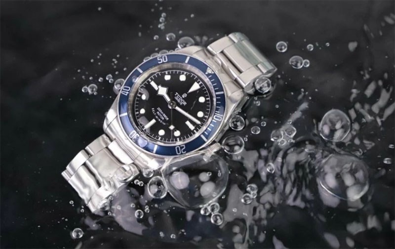 Rửa đồng hồ trong nước sạch