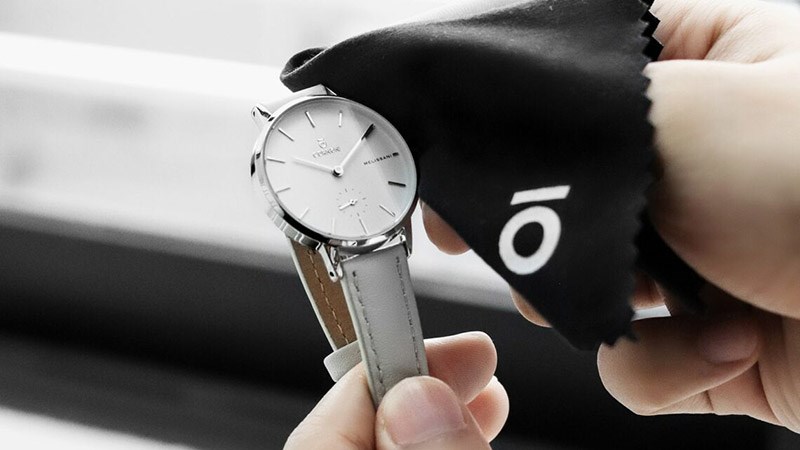 D&ugrave;ng vải mềm lau kh&ocirc; đồng hồ trắng