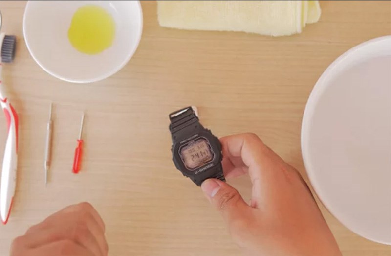 Chuẩn bị đồ d&ugrave;ng vệ sinh đồng hồ G-Shock đen