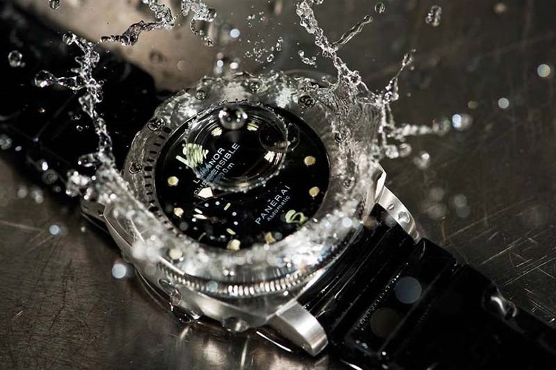 Rửa sạch đồng hồ với nước