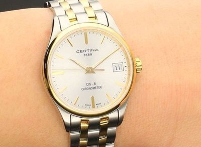 D&acirc;y đeo v&agrave; khung viền kim loại chắc chắn