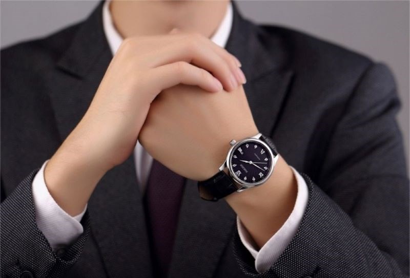 Thiết kế sang trọng c&ugrave;ng mặt k&iacute;nh sapphire chống trầy xước tốt