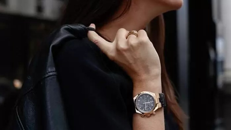 Khi chọn đồng hồ tặng n&agrave;ng, đừng chọn một c&aacute;ch ngẫu nhi&ecirc;n