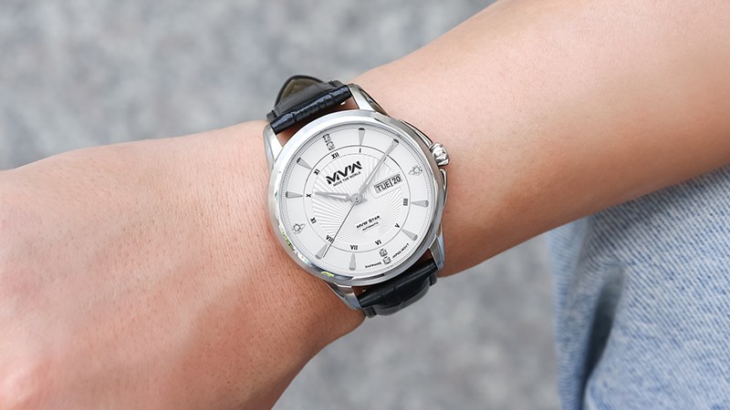 Mặt k&iacute;nh c&oacute; độ cứng cao, trong suốt, tăng t&iacute;nh thẩm mỹ cho đồng hồ