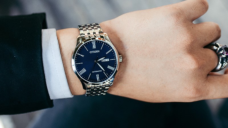 Y&ecirc;n t&acirc;m đeo trong l&uacute;c tắm rửa, đi mưa với chuẩn chống nước 5 ATM