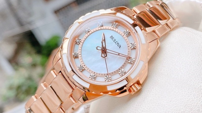 Cần c&acirc;n nhắc v&agrave; xem x&eacute;t kỹ lưỡng về gi&aacute; cả trước khi mua đồng hồ ch&iacute;nh h&atilde;ng 