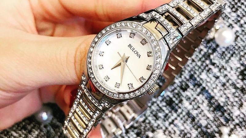 Cầm chiếc đồng hồ Bulova ch&iacute;nh h&atilde;ng sẽ c&oacute; cảm gi&aacute;c chắc tay v&agrave; nặng hơn 