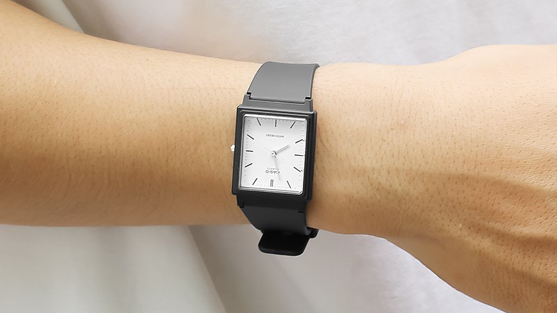 Mặt k&iacute;nh nhựa Resin c&oacute; khả năng chống va đập tốt