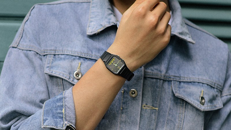 &Ocirc; giờ điện tử v&agrave; lịch thứ xuất hiện b&ecirc;n dưới vị tr&iacute; 6h