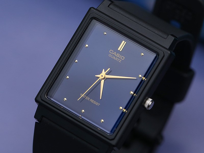 Mặt số t&iacute;m than c&oacute; bộ 3 kim m&agrave;u đồng v&agrave; c&aacute;c cọc số dạng vạch