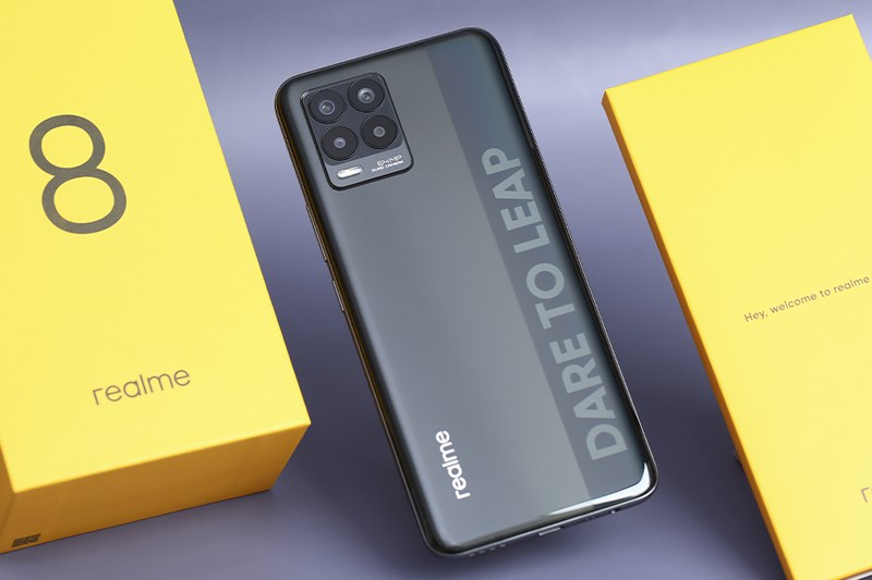 Realme 8 g&acirc;y ấn tượng với khối lượng si&ecirc;u nhẹ gi&uacute;p bạn thoải m&aacute;i cầm nắm