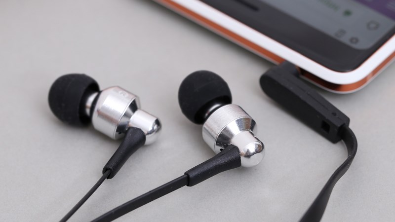 Dây dẫn dài cho bạn kết nối tai nghe với các thiết bị khác dễ dàng Dây dẫn dài cho bạn kết nối tai nghe với các thiết bị khác dễ dàng