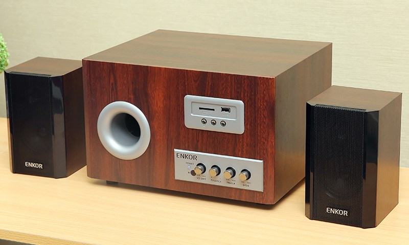 Sở hữu thiết kế nhỏ gọn, dạng v&acirc;n gỗ v&ocirc; c&ugrave;ng bắt mắt