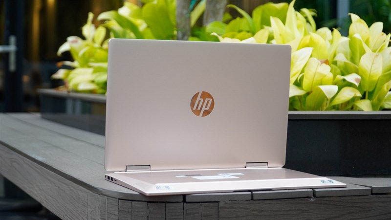 Laptop HP Pavilion X360 14 ek1049TU i5 1335U với m&agrave;n h&igrave;nh sắc n&eacute;t