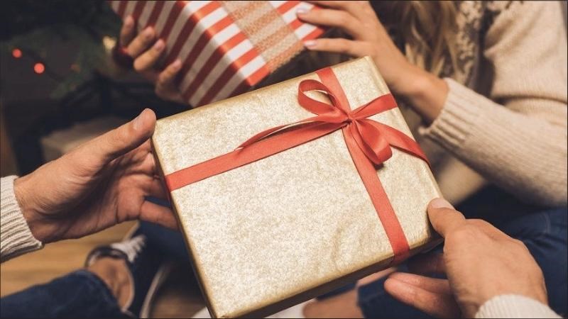 Chọn qu&agrave; ph&ugrave; hợp với kinh tế bản th&acirc;n
