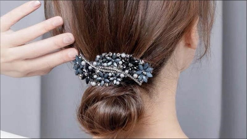 Kẹp t&oacute;c gi&uacute;p gi&aacute;o vi&ecirc;n tr&ocirc;ng xinh đẹp hơn 